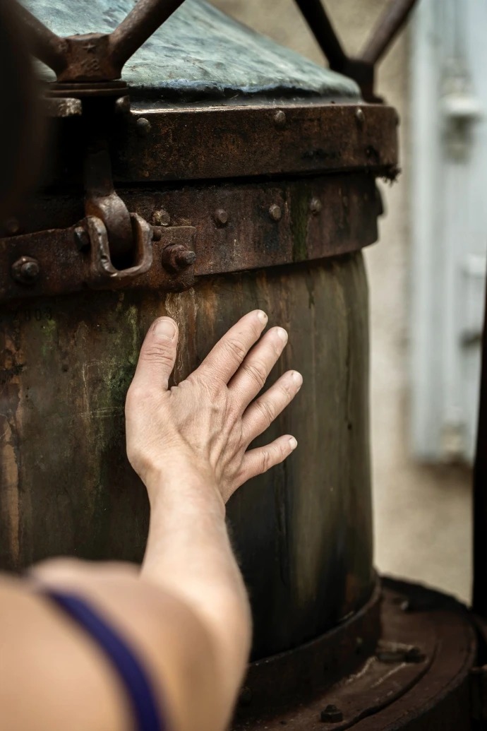 Photo de l'alambic en cuivre de la distillerie La Sauvage à Asquins, Vézelay