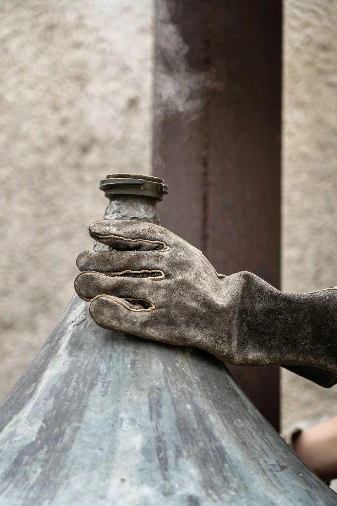 Photo de l'alambic en cuivre de la distillerie La Sauvage à Asquins, Vézelay