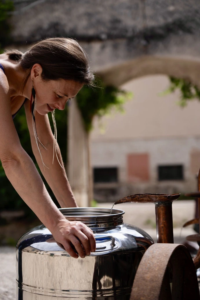 Clothilde fondatrice et distillatrice de la Sauvage