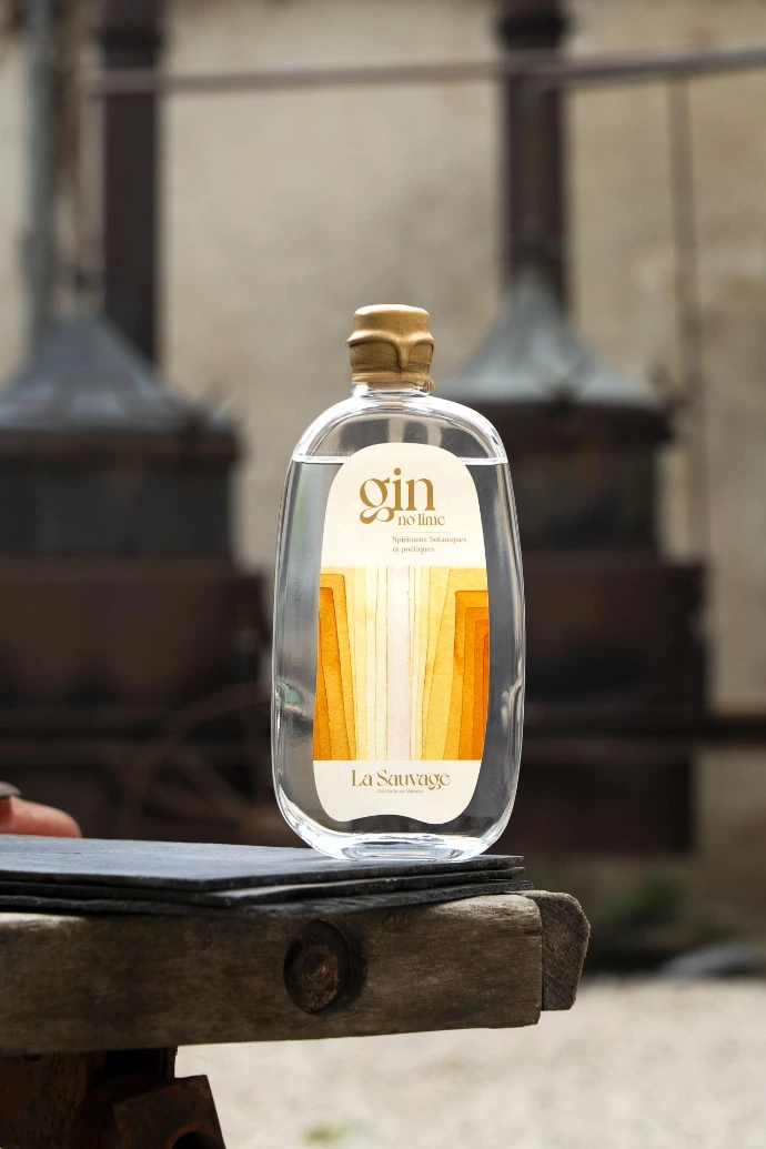 Bouteilles de gin artisanal La Sauvage fabriquées avec des plantes du Morvan