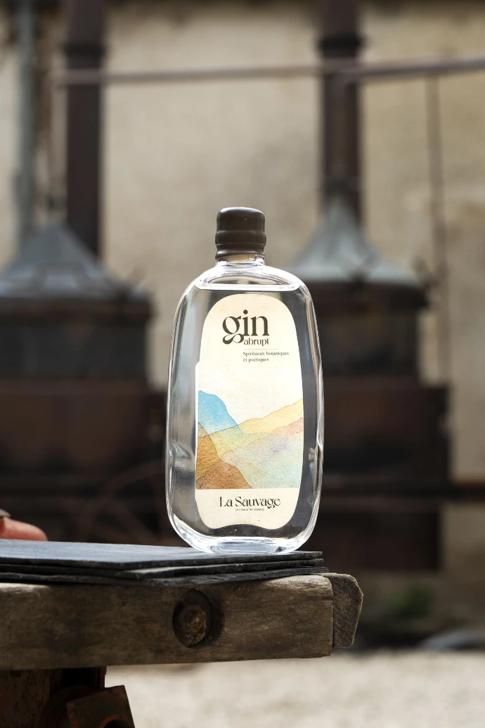 Bouteilles de gin artisanal La Sauvage fabriquées avec des plantes du Morvan