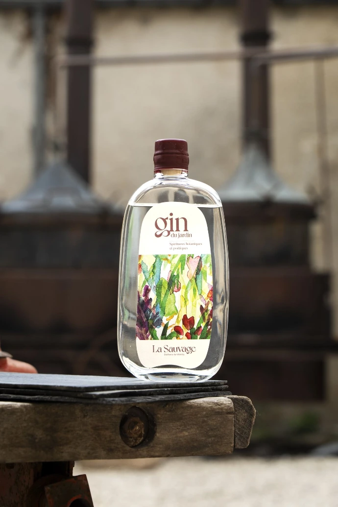 Bouteilles de gin artisanal La Sauvage fabriquées avec des plantes du Morvan